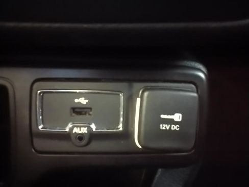 Used 2020 Jeep Renegade Latitude FWD image 34