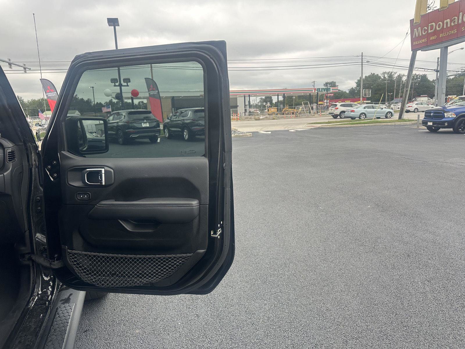 Used 2023 Jeep Wrangler Unlimited Sahara w/ Cold Weather Group AWD/4WD image 21