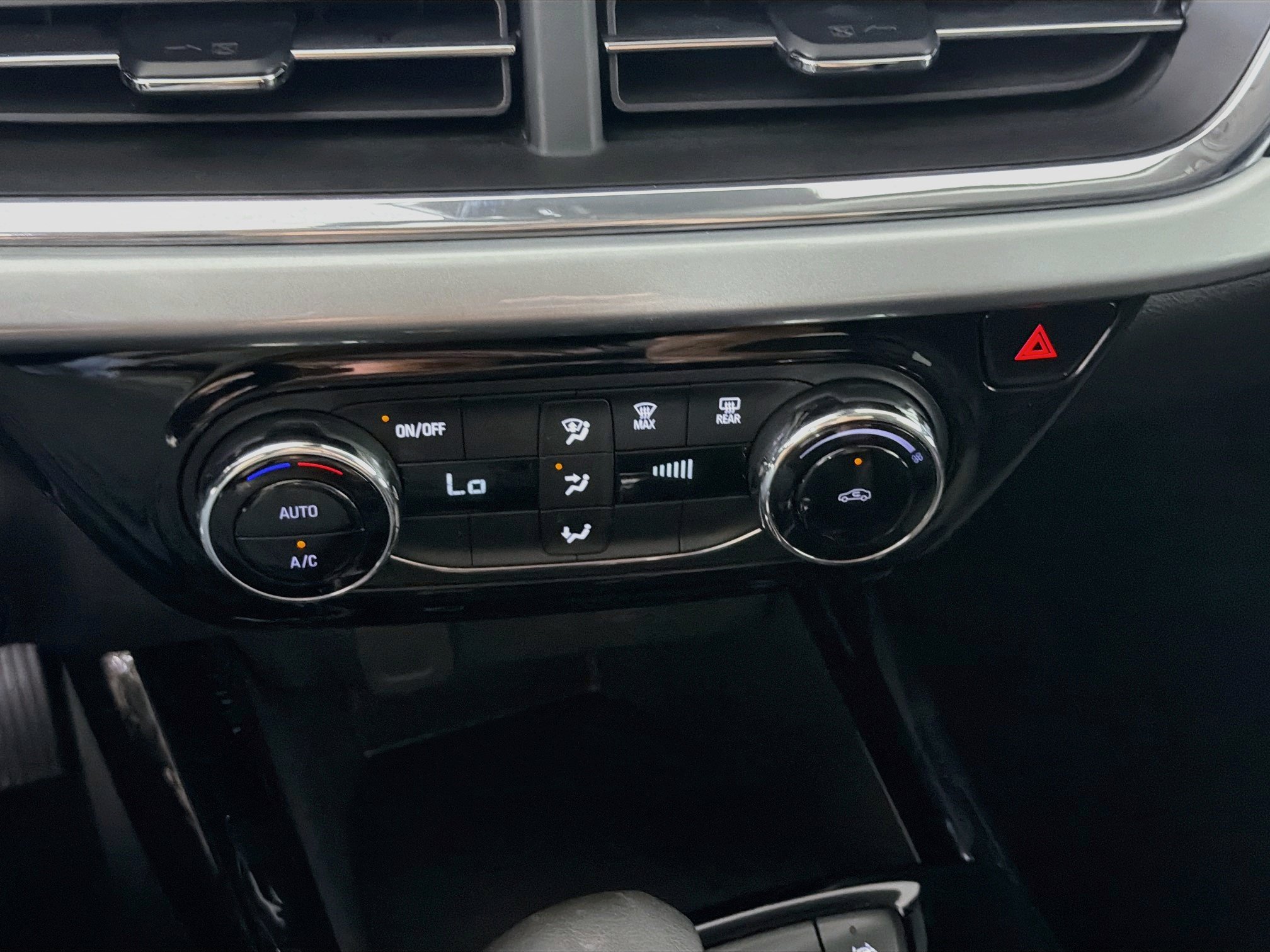 Used 2025 Chevrolet Trax LT FWD image 24