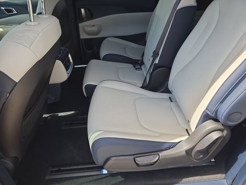 New 2026 Kia Carnival EX FWD image 16