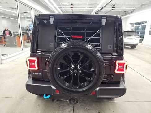 Used 2024 Jeep Wrangler Unlimited Sahara w/ Technology Group image 8