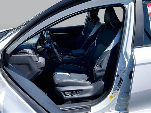 Used 2025 Toyota Camry SE FWD image 8