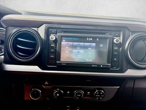 Used 2018 Toyota Tacoma SR5 AWD/4WD image 9