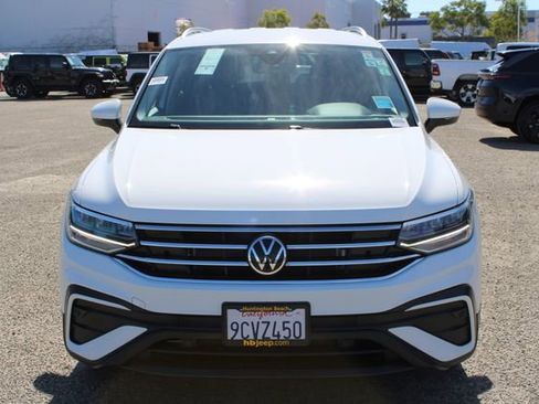 Used 2022 Volkswagen Tiguan SE image 2