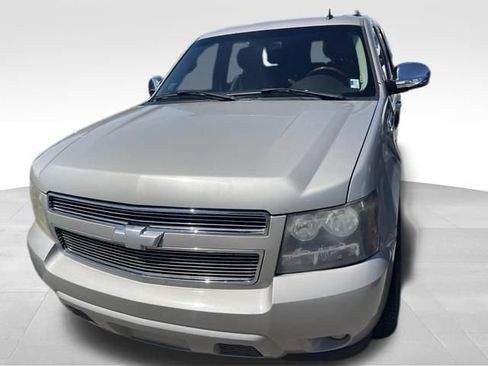 Used 2007 Chevrolet Suburban LT w/ LT Preferred Equipment Group AWD/4WD image 2