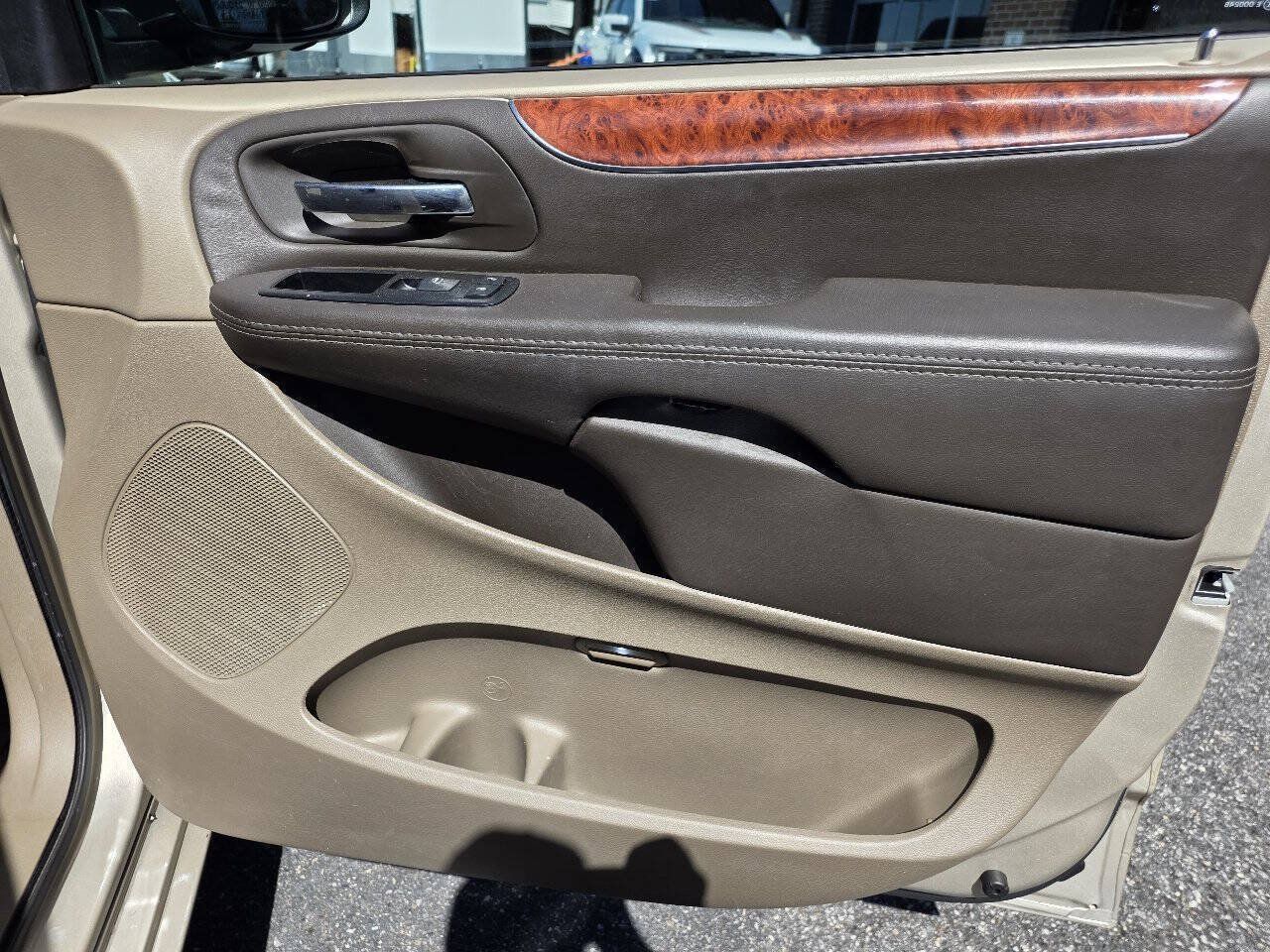 Used 2015 Chrysler Town & Country Limited Platinum FWD image 24