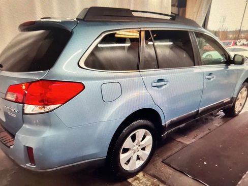Used 2011 Subaru Outback 2.5i Premium image 3