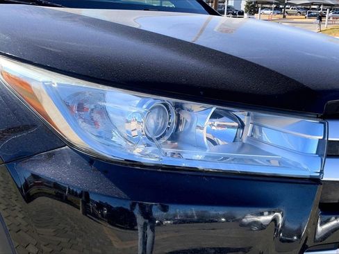 Used 2017 Toyota Highlander XLE image 32