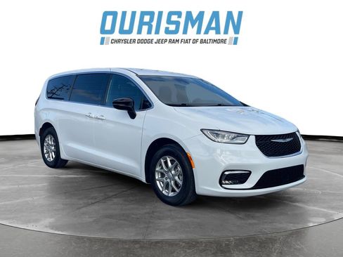 Used 2025 Chrysler Pacifica Select image 1