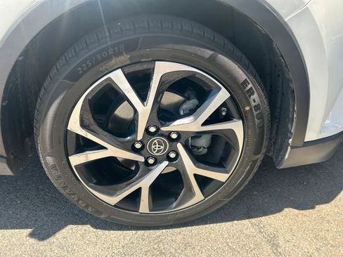 Used 2018 Toyota C-HR XLE FWD image 3