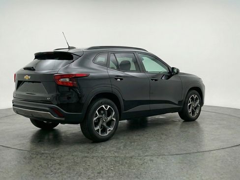 Used 2025 Chevrolet Trax LT w/ LT Convenience Package image 9