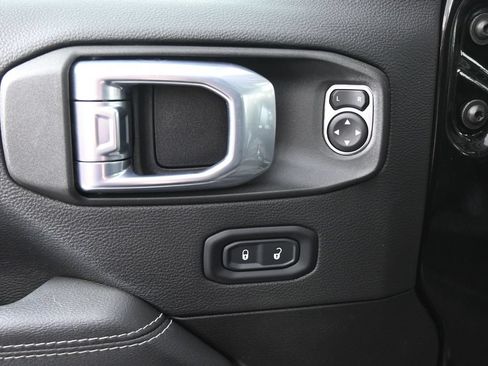 Used 2022 Jeep Wrangler Unlimited Sahara w/ Dual Top Group AWD/4WD image 19