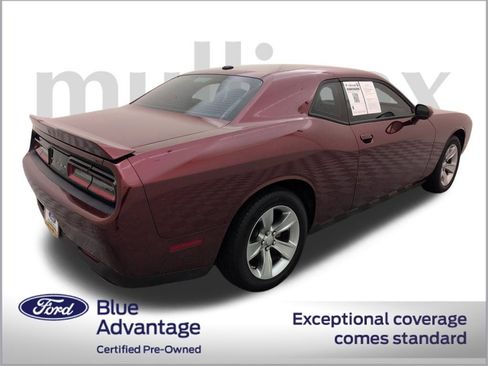 Used 2022 Dodge Challenger SXT image 4