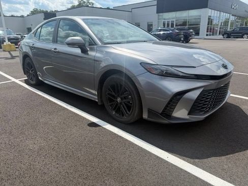 Used 2025 Toyota Camry SE AWD/4WD image 2