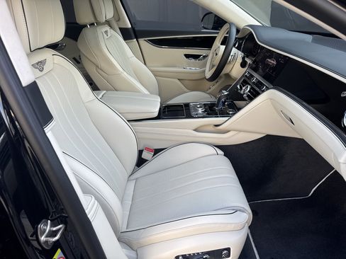 Used 2023 Bentley Flying Spur V8 image 2
