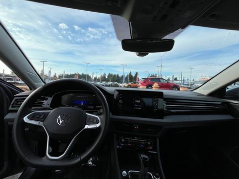 Used 2025 Volkswagen Jetta SE image 33