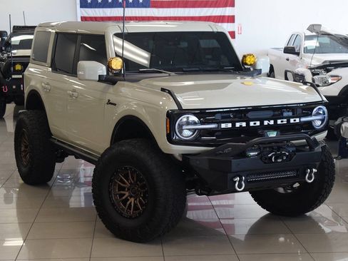 Used 2025 Ford Bronco Outer Banks AWD/4WD image 2