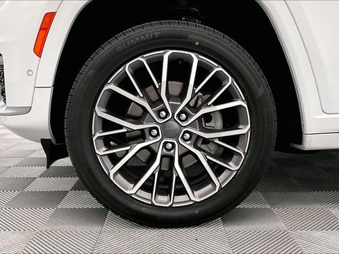Used 2023 Jeep Grand Cherokee L Summit AWD/4WD image 10
