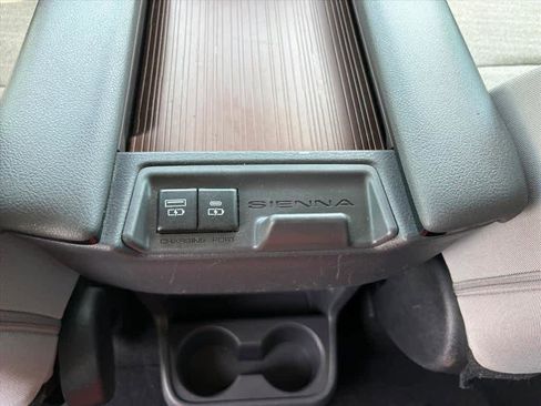 Used 2022 Toyota Sienna LE FWD image 10