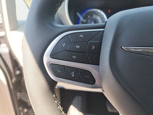 Certified 2023 Chrysler Pacifica Touring-L FWD image 18