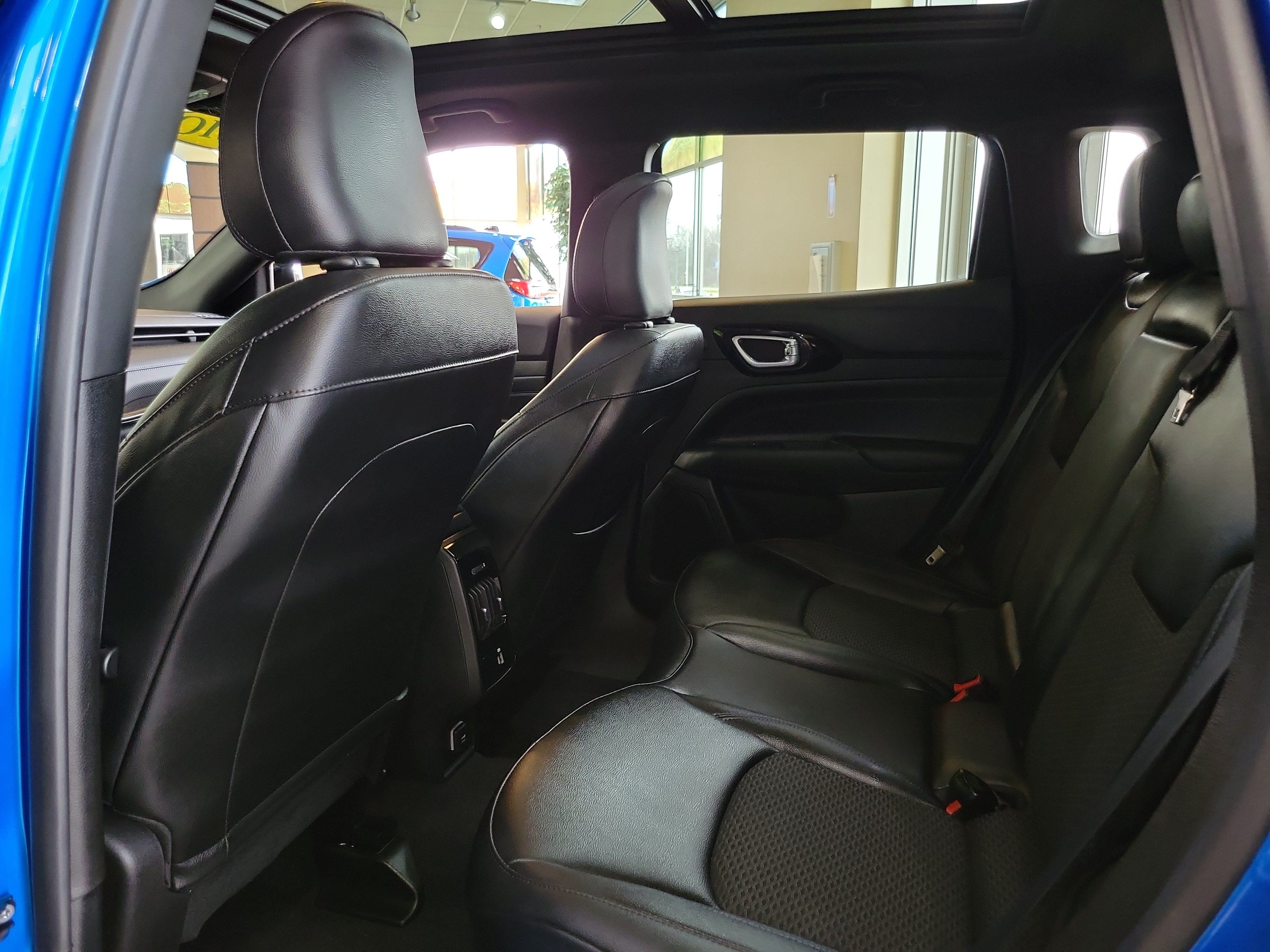 Used 2025 Jeep Compass Latitude w/ Sun & Sound Group AWD/4WD image 19