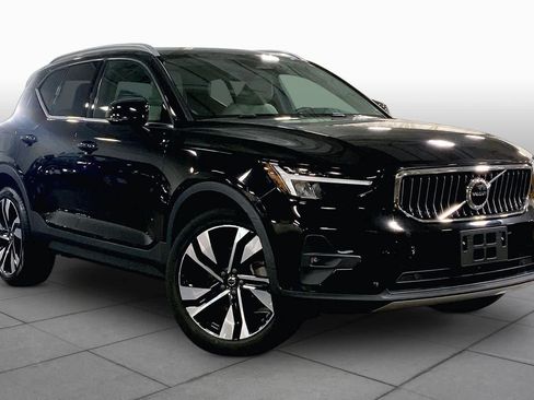 Used 2023 Volvo XC40 B5 Plus w/ Climate Package AWD/4WD image 3