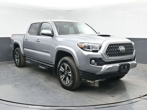 Used 2019 Toyota Tacoma TRD Sport AWD/4WD image 2
