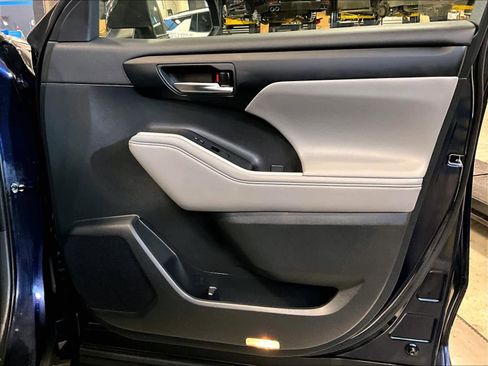 Used 2023 Toyota Highlander XLE image 12