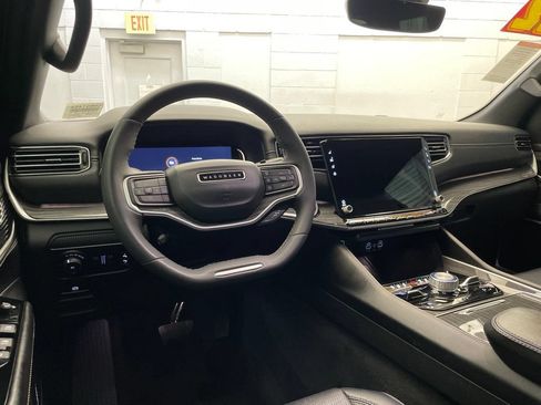 Certified 2022 Jeep Wagoneer Series III w/ Premium Group I AWD/4WD image 11