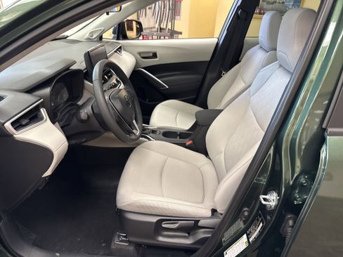 Used 2025 Toyota Corolla Cross LE w/ Moonroof Package image 7