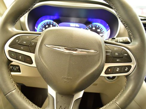 Used 2023 Chrysler Pacifica Touring-L FWD image 21