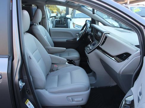Used 2016 Toyota Sienna XLE FWD image 21