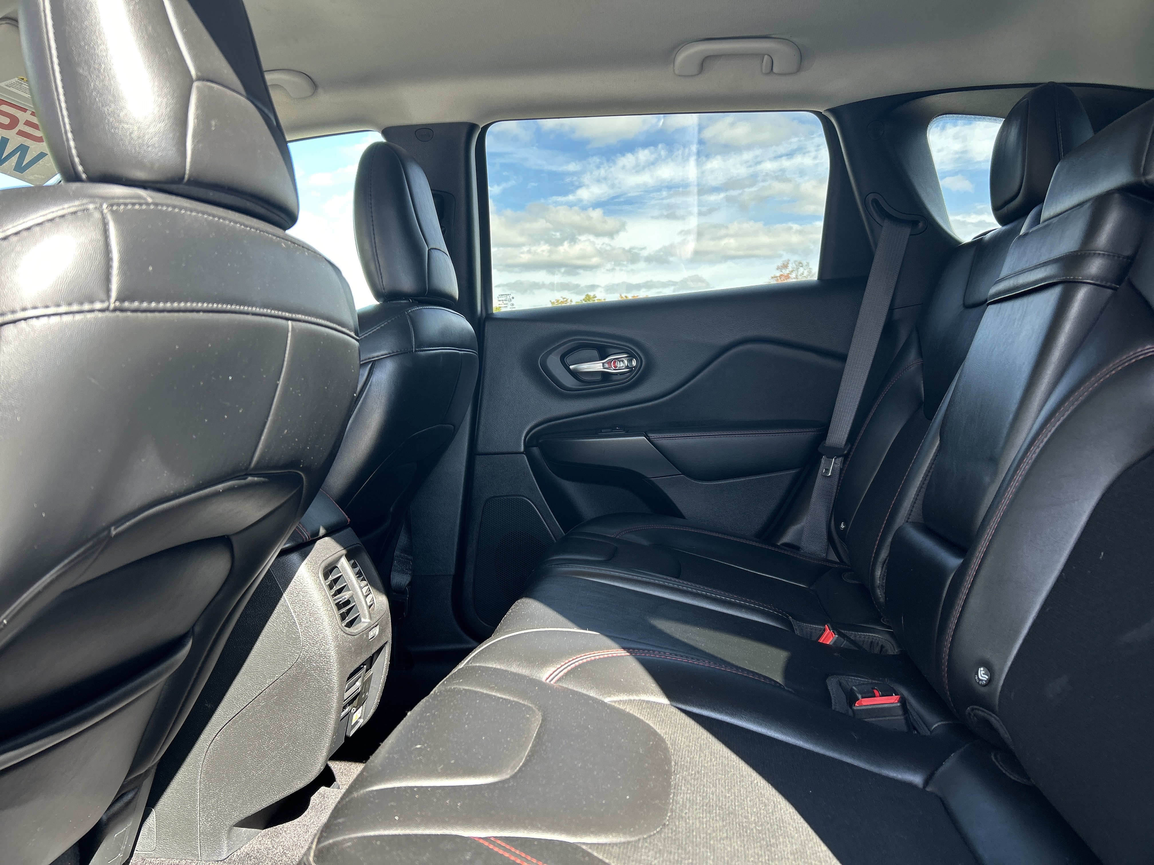 Used 2019 Jeep Cherokee Trailhawk AWD/4WD image 11