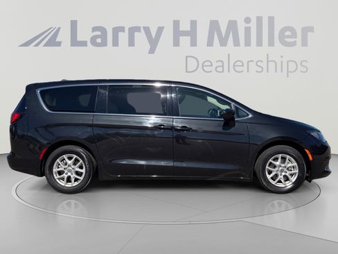 Used 2022 Chrysler Voyager LX FWD image 7