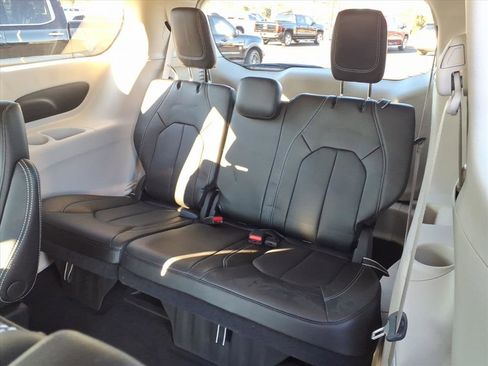 Used 2023 Chrysler Pacifica Touring-L image 5