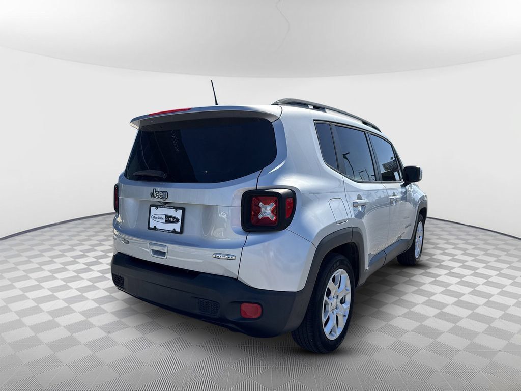 Used 2018 Jeep Renegade Latitude FWD image 8