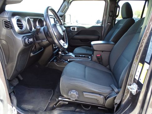 Used 2018 Jeep Wrangler Unlimited Sahara image 9