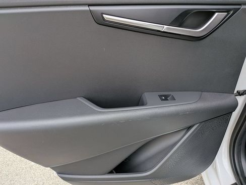 Used 2025 Kia Niro LX FWD image 25