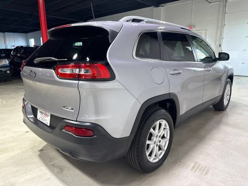 Used 2018 Jeep Cherokee Latitude w/ Cold Weather Group AWD/4WD image 7