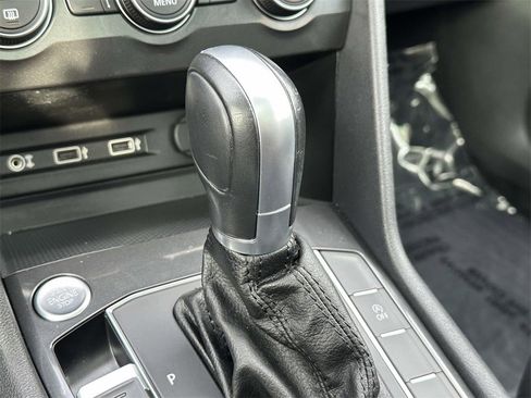 Used 2018 Volkswagen Tiguan SE w/ Panoramic Sunroof Package image 29