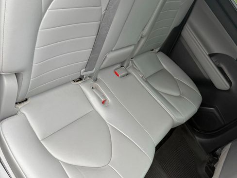 Used 2021 Toyota Highlander XLE AWD/4WD image 7