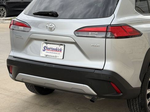 Used 2022 Toyota Corolla Cross XLE w/ Convenience Package FWD image 6