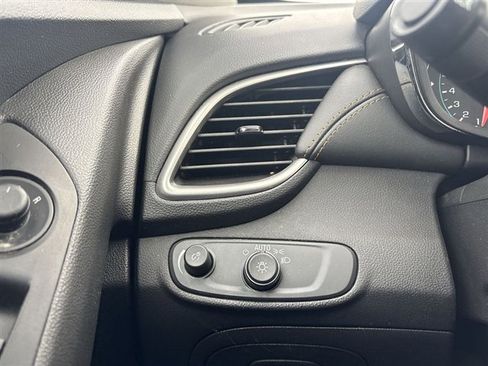 Certified 2022 Chevrolet Trax LT w/ LT Convenience Package image 17