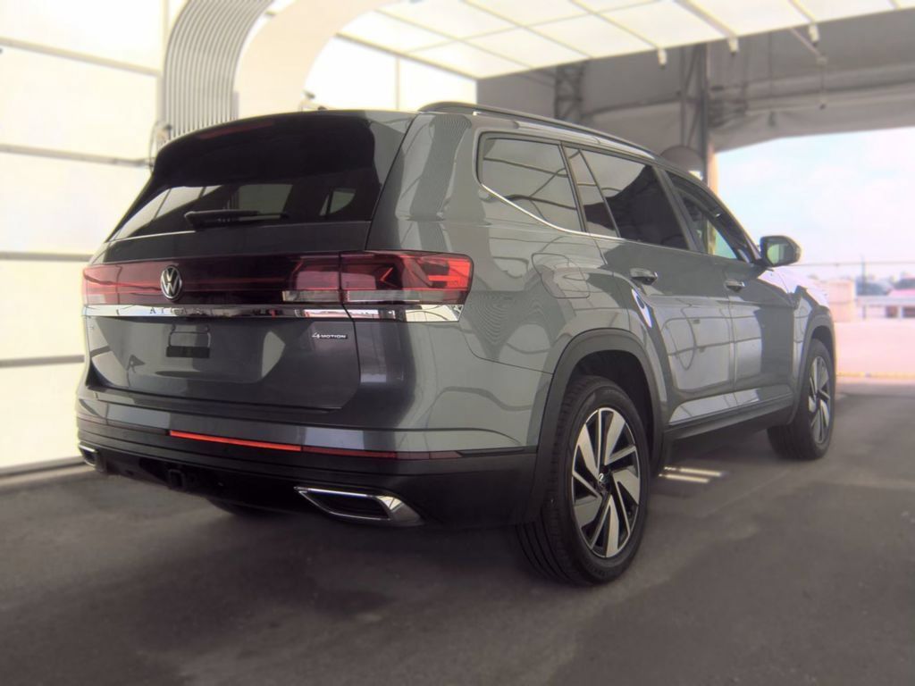 Used 2025 Volkswagen Atlas SE AWD/4WD image 4