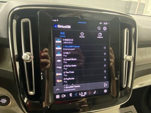 Certified 2024 Volvo XC40 B5 Ultimate w/ Protection Package Premier image 21