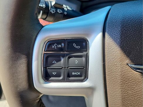 Used 2015 Chrysler Town & Country Touring w/ Driver Convenience Group FWD image 19