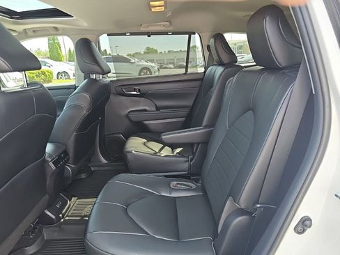 Used 2023 Toyota Highlander XLE FWD image 12