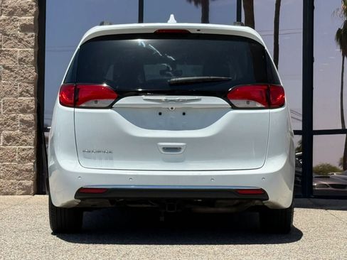 Used 2017 Chrysler Pacifica Touring-L w/ Tire & Wheel Group FWD image 10