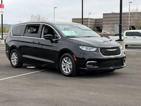 Used 2024 Chrysler Pacifica Touring-L image 9