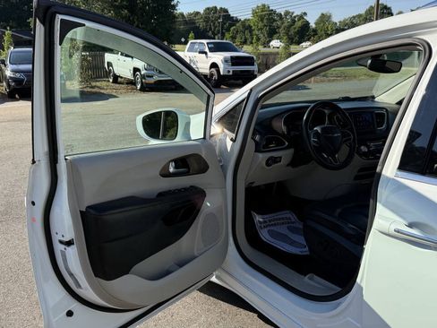 Used 2019 Chrysler Pacifica Touring-L FWD image 10